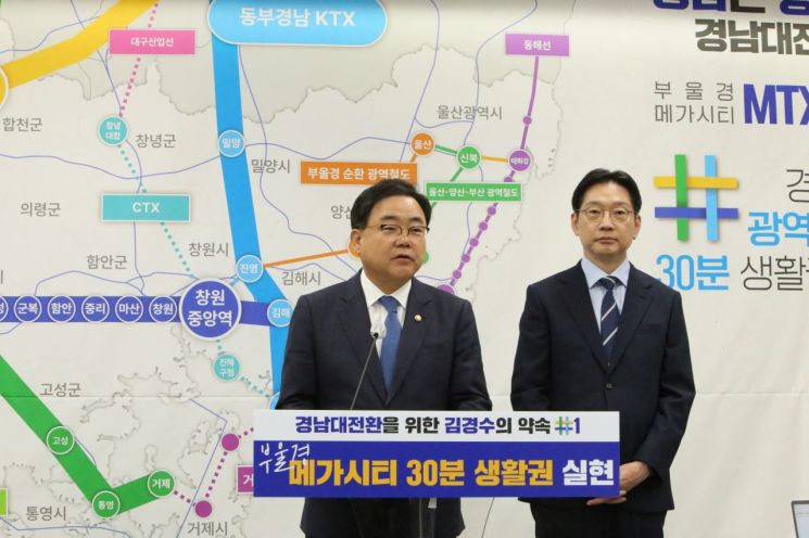 허성무 더불어민주당 경남도당 위원장이 김경수 후보 캠프 총괄상임선대위원장으로서 김 후보에 대한 지지 발언을 하고 있다. [사진=이세령 기자]