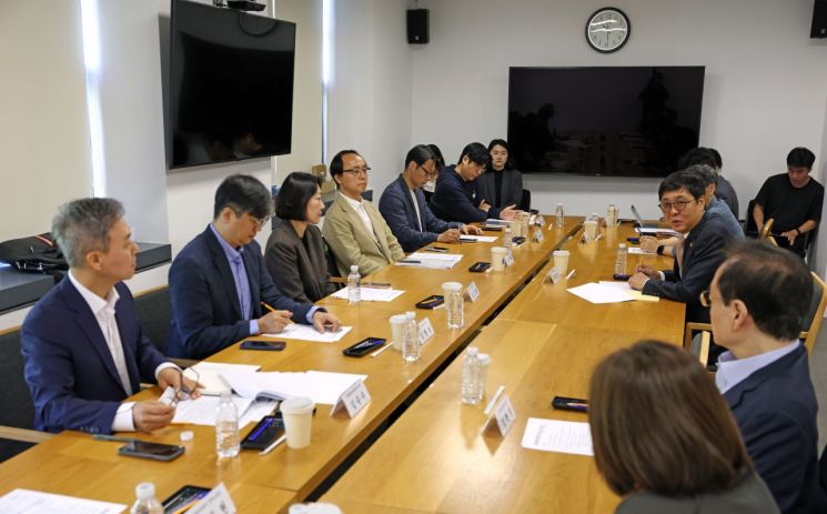 최휘영 문화체육관광부 장관이 27일 서울 종로구 국립현대미술관 서울관에서 열린 문화예술정책자문위원회 출판 분과 제2차 회의에서 위원들과 출판 분야 향후 정책 방향을 논의하고 있다. 문화체육관광부