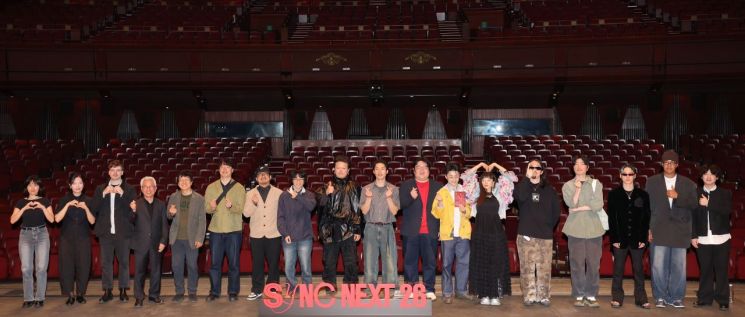 오는 7월3일 개막하는 '싱크 넥스트 26' 출연진들이 27일 세종문화회관에서 기념사진을 찍고 있다. 연합뉴스