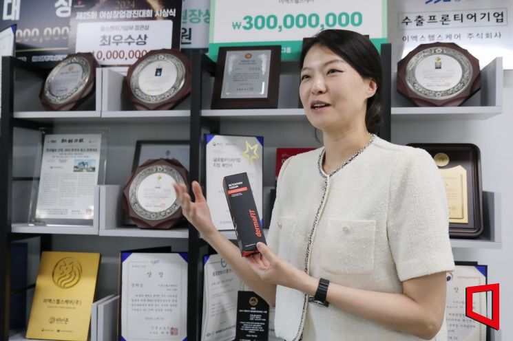 이용희 이엑스헬스케어 대표가 경기도 성남시 소재 사무실에서 근손실을 예방하는 더마핏 크림을 소개하고 있다. 여성기업종합지원센터