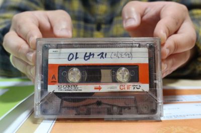 ㈔일제강제동원시민모임이 강제노역 피해자 고(故) 황광룡씨의 유족으로부터 황씨가 남긴 육성테이프 등 관련 자료 4점을 기증받았다. 일제강제동원시민모임 제공