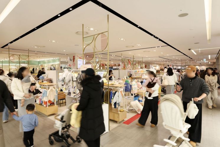 신세계백화점 아동층에서 고객들이 상품을 둘러보고 있다. 신세계백화점 제공