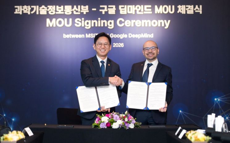 배경훈 부총리 겸 과학기술정보통신부 장관(왼쪽)과 데미스 하사비스 구글 딥마인드 CEO가 27일 오후 서울 종로구 포시즌스호텔에서 과학기술 AI 공동연구, AI 인재 양성, 책임있는 AI 활용 등 주요협력분야 양해각서(MOU)를 체결하고 있다. 과기정통부 제공.