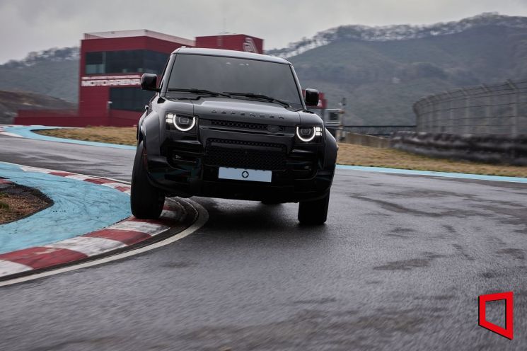 디펜더 옥타(OCTA) 블랙이 트랙 주행을 하고 있다. 최영찬 기자