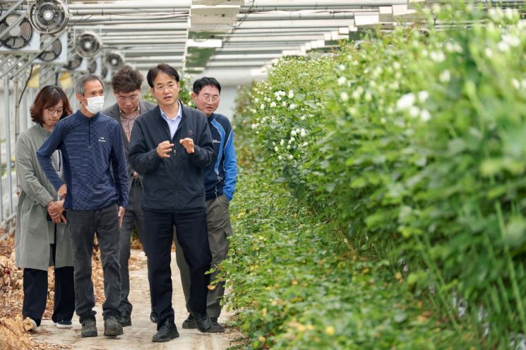 이동환 고양특례시장이 지난 27일 일산서구 구산동의 장미 재배 농가를 방문해 농민과 소통하고 있다. 고양시 제공