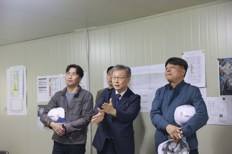 장인홍 구로구청장이 고척1동 복합청사 건립 현장에서 현황 보고를 받고 지시사항을 전달하고 있다. 구로구 제공.