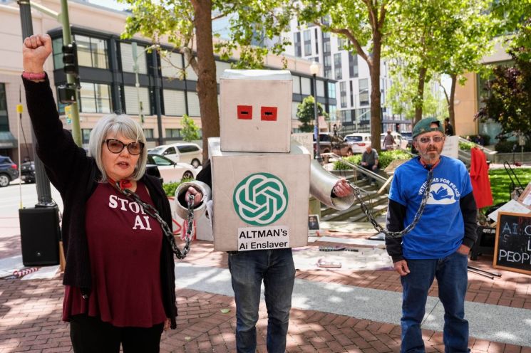 월스트리트저널(WSJ)과 AFP통신 등 외신은 미국 캘리포니아주 오클랜드 연방법원이 머스크가 오픈AI와 올트먼 CEO를 상대로 제기한 소송의 배심원 선정 절차에 돌입했다고 전했다. AP연합뉴스