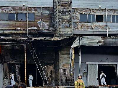 소방관 2명이 순직한 전남 완도군 냉동창고 화재 참사와 관련해 핵심 책임자로 지목된 시공업체 대표가 구속됐다. 이준경 기자