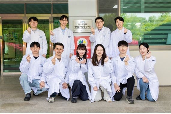 화학연 연구진. 우측 상단부터 반시계 방향으로. 민형기 선임, 박해구 책임, 김정랑 책임, 박민준 연구원, 이태정 연구원, Khasan Nasriddinov 화학연-UST학생연구원, 김애리 연구원, Chen Jingyu 박사후연구원, 류수현 학생연구원, 민지은 연구원. 화학연 제공