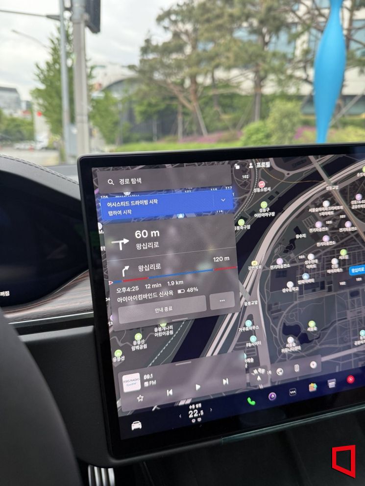 FSD가 탑재된 테슬라 모델 X에서 목적지를 설정하자 어시트티드 드라이빙 시작 버튼이 활성화된 모습. 이명환 기자