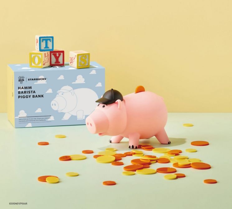 스타벅스는 어린이들의 마음을 사로잡을 '토이 스토리' 협업 굿즈인 '피기 뱅크(저금통)'를 선보인다. 스타벅스코리아 제공