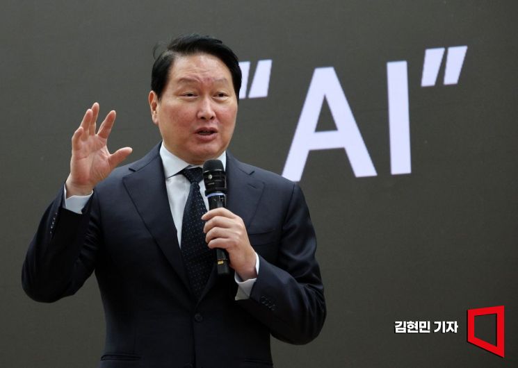 최태원 대한상공회의소 회장 겸 SK그룹 회장이 28일 국회의원회관에서 열린 한중의원연맹 정책세미나에서 '미·중 AI 기술 패권 경쟁 속 대한민국 성장전략'를 주제로 강연하고 있다. 김현민 기자