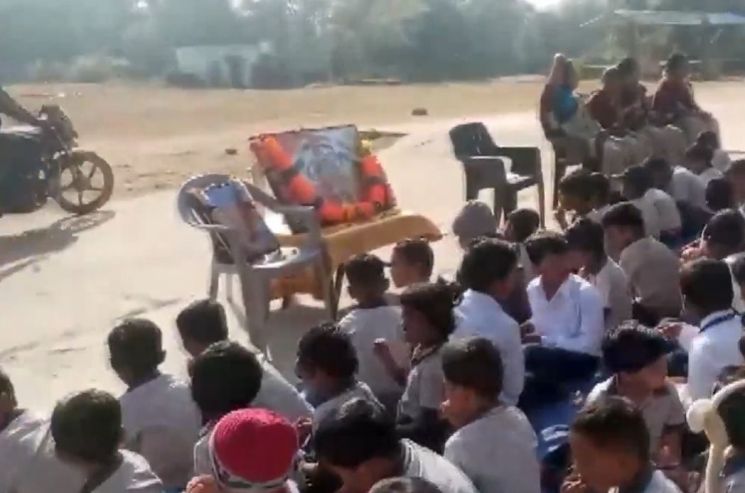 주민들은 칼리의 사체를 흰 천과 꽃으로 덮은 뒤 작은 수레에 싣고 마을을 한 바퀴 돌며 마지막 길을 배웅했다. 이후 정식 장례 의식을 치르고 땅에 묻어준 것으로 전해졌다. News Vanguard