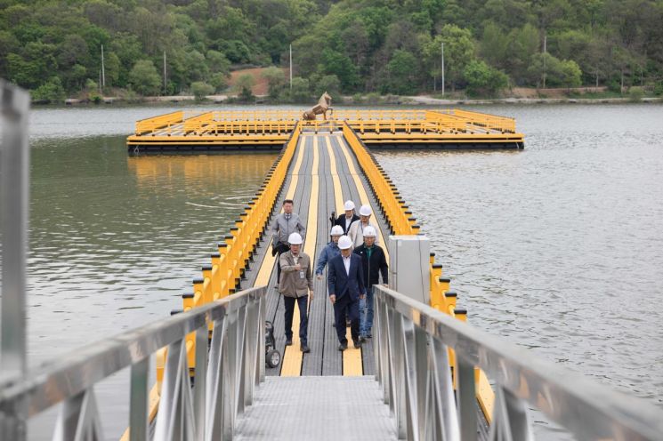 연천군수 권한대행 박종일 부군수가 28일 '아미 문화광장 조성사업' 현장을 방문해 추진 상황과 임시 개통을 위한 사전 안전 점검을 실시하고 있다. 연천군 제공