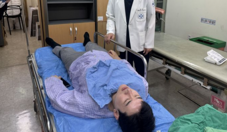 정 후보는 갑자기 날아온 음료를 얼굴 등에 맞은 뒤 중심을 잃고 뒤로 넘어졌으며, 이 과정에서 머리를 바닥에 부딪쳐 병원으로 이송됐다. 개혁신당 부산시당