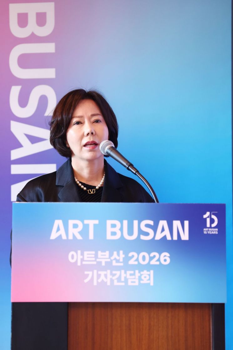 Son Younghee ArtBusan理事长28日在首尔中区新罗酒店举行的国际艺术博览会“ArtBusan 2026”记者座谈会上致开场辞。联合新闻供图
