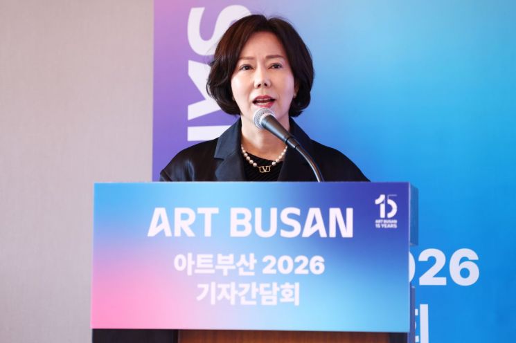 손영희 아트부산 이사장이 28일 서울 중구 신라호텔에서 열린 국제 아트페어 '아트부산 2026' 기자간담회에서 인사말을 하고 있다. 연합뉴스