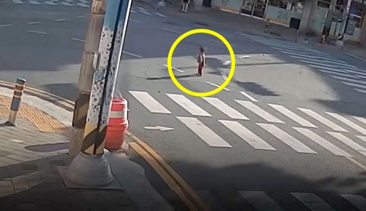 길을 잃고 맨발로 도로 한복판을 돌아다니던 2살 아이. 경찰청 유튜브