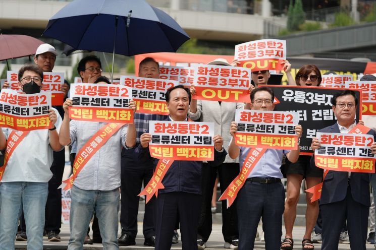 이권재 오산시장 후보(국민의힘)가 화성 동탄2 유통3부지 대형 물류센터와 관련해 화성시와 오산시 모든 시장 후보들에게 공식 입장을 밝힐 것을 요구하고 '백지화'를 공동 공약으로 채택하자고 제안하고 있다. 이권재 후보 제공