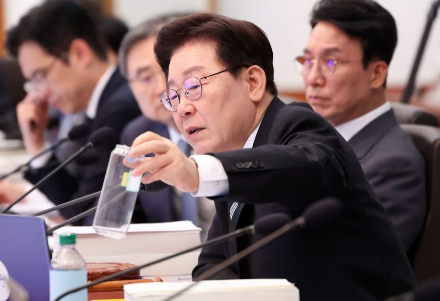 이재명 대통령이 28일 청와대에서 열린 국무회의 겸 비상경제점검회의에서 김성환 기후에너지환경부 장관이 설명한 PET캔(캔시머) 용기를 보고 있다. PET캔은 플라스틱 PET 용기를 알루미늄 캔 뚜껑으로 밀봉한 것이다. 연합뉴스