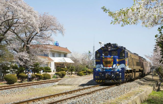 득량역으로 들어오는 S-train