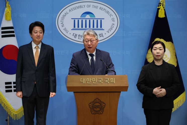 개혁신당 경기도지사 후보로 출마하는 조응천 전 의원이 28일 국회 소통관에서 출마 기자회견을 하고 있다. 연합뉴스