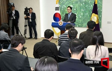 우원식 국회의장이 27일 국회 접견실에서 기자회견을 열고 헌법 개정안 관련 발언을 하고 있다. 2026.4.27 김현민 기자