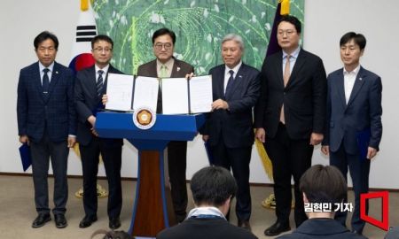 우원식 국회의장이 31일 국회에서 열린 초당적 개헌추진을 위한 제정당 원내대표 기자회견에서 대한민국헌법 개정안 발의 서명문과 초당적 헌법개정 추진을 위한 국회 선언문을 들고 있다. 왼쪽부터 윤종오 진보당 원내대표, 한병도 더불어민주당 원내대표, 우 의장, 서왕진 조국혁신당 원내대표, 한창민 사회민주당 대표.