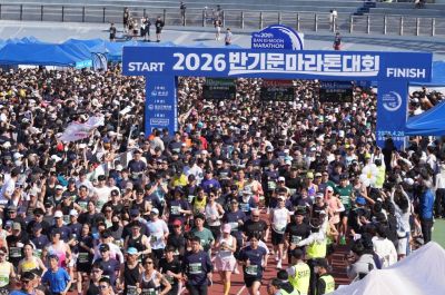 26일 오전 충북 음성군종합운동장 일원에서 열린 '제20회 반기문마라톤대회'에서 참가자들이 힘차게 출발하고 있다. 연합뉴스