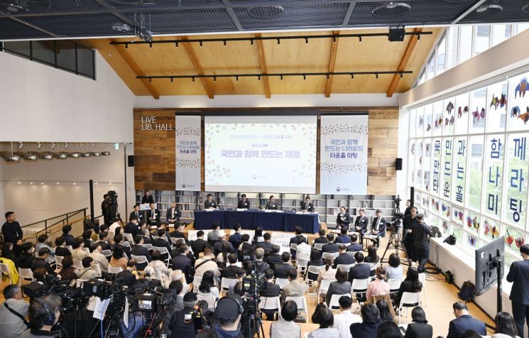 박홍근 기획예산처 장관이 28일 오후 서울 중구 커뮤니티하우스 마실에서 열린 '국민과 함께 하는 나라 살림' 타운홀 미팅을 주재, 국민들과 토론을 하고 있다. 기획예산처