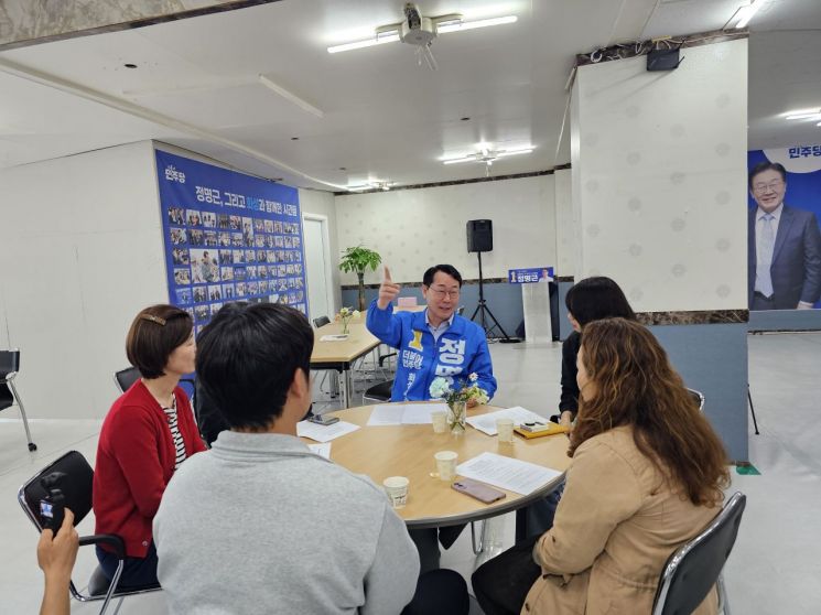정명근 후보가 28일 오후 화성시 작은도서관 연합회 관계자들과 정책 간담회를 갖고 있다. 김명근 예비후보 제공