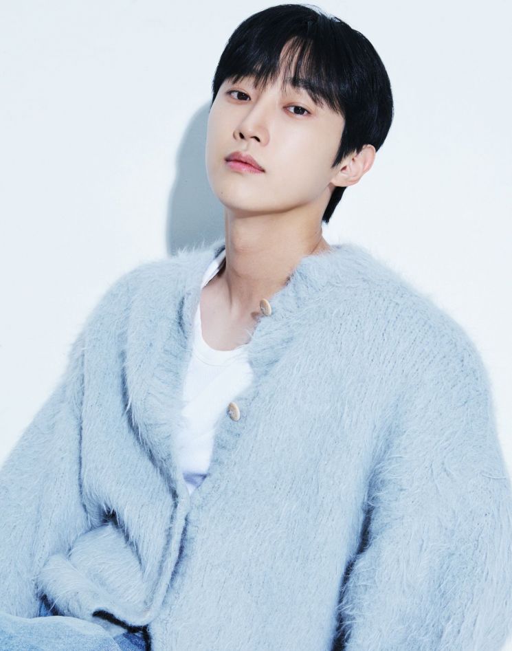 배우 진영. 매니지먼트 런 제공