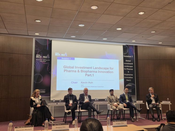28일 서울 코엑스에서 진행된 '바이오 코리아 2026' 컨퍼런스 세션에서 글로벌 투자자들이 발언하고 있다. 곽민재 기자