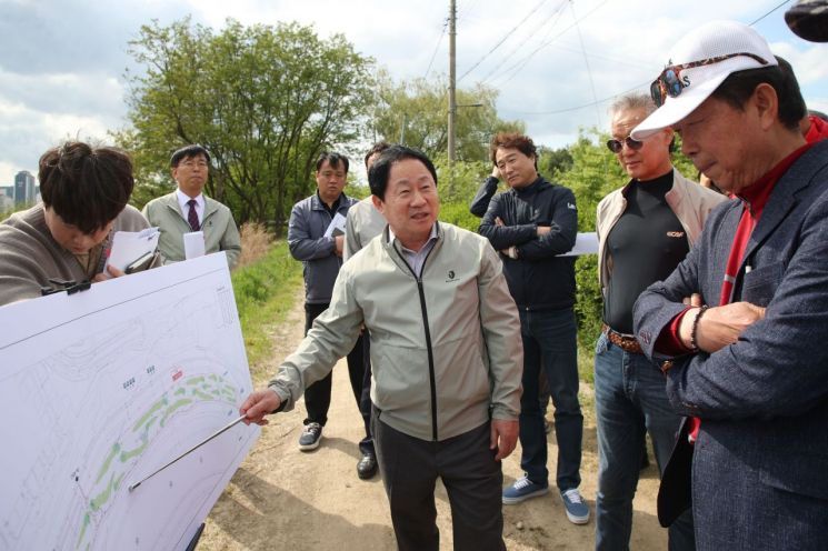 주광덕 남양주시장이 28일 다산동 일원에서 주광덕 남양주시장이 참석한 가운데 시민 생활과 밀접한 주요 사업 현장을 직접 확인하고 점검하는 '정책현장 투어'를 실시하고 있다. 남양주시 제공