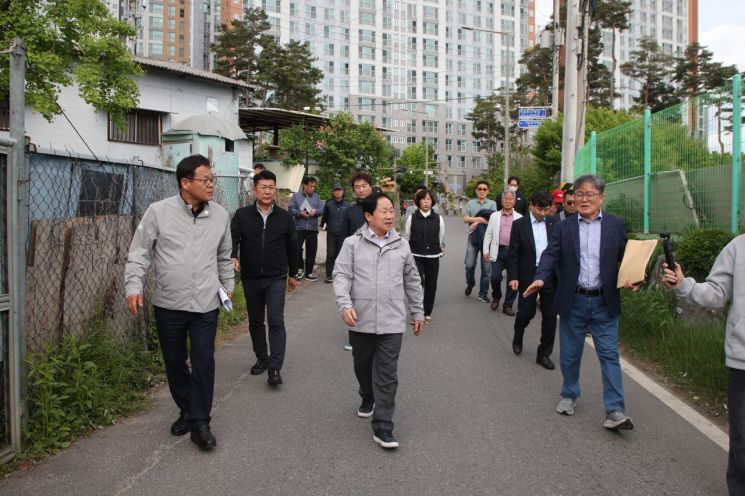 주광덕 남양주시장이 28일 다산동 일원에서 주광덕 남양주시장이 참석한 가운데 시민 생활과 밀접한 주요 사업 현장을 직접 확인하고 점검하는 '정책현장 투어'를 실시하고 있다. 남양주시 제공