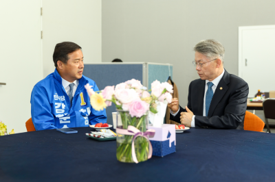 차영수 후보(사진 왼쪽)가 민형배 후보와 전남광주 통합시대 강진 발전을 위한 정책·예산 협력 방안을 논의하고 있다. [사진제공=차영수 후보 캠프]