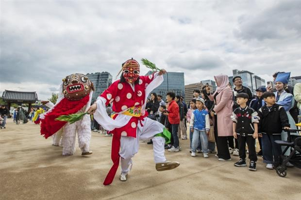 경복궁 '길놀이' 공연.