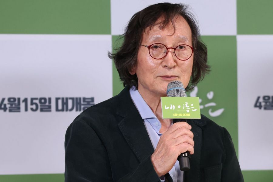 Director Jeong Ji-young is giving a greeting at the preview and press conference for the movie "My Name," held on the 2nd at CGV Yongsan I'Park Mall in Yongsan District, Seoul. From left to right in the right photo: Ji-bin Park, Director Jeong, Hye-ran Yeom, Woo-bin Shin, and Jun-woo Choi. Photo by Yonhap News Agency