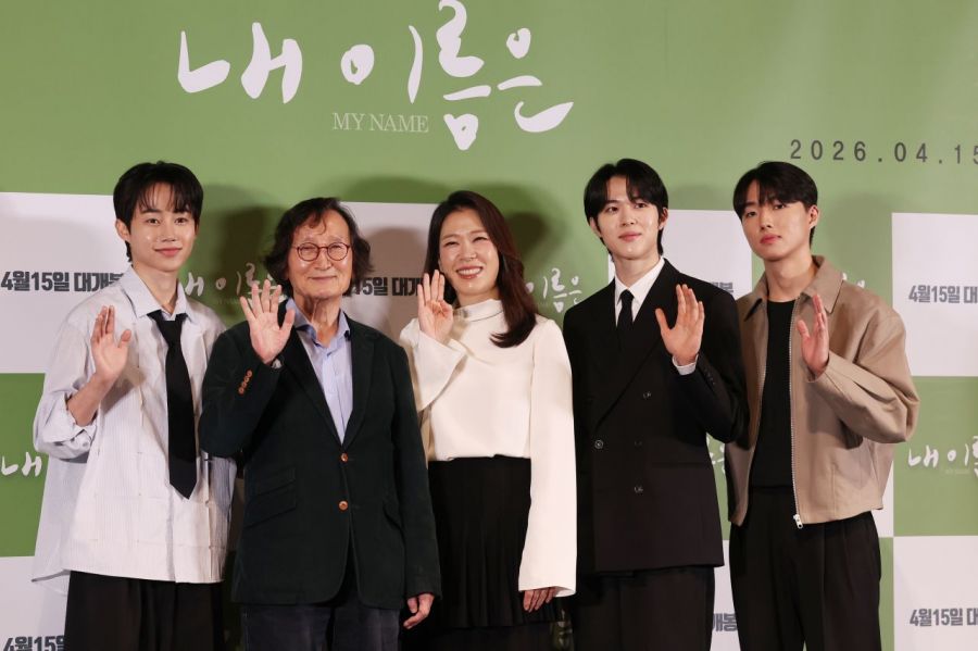 Director Jeong Ji-young is giving a greeting at the premiere and press conference of the film "My Name" held on the 2nd at CGV Yongsan I'Park Mall in Yongsan-gu, Seoul. From the left in the right photo are Ji-bin Park, Director Jeong, Hye-ran Yeom, Woo-bin Shin, and Jun-woo Choi. Photo by Yonhap News