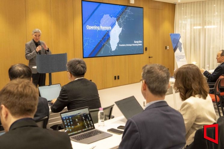 성 김 현대차그룹 전략기획담당 사장이 ‘SOAS CSST 연구 성과 보고회’에서 인사말을 하고 있다. 현대차