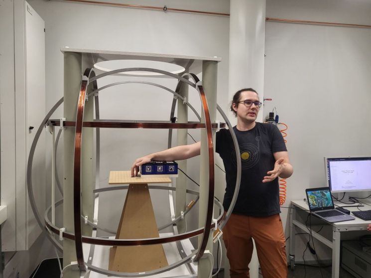 핀란드 에스푸 알토대학교에 재학 중인 한 대학원생이 우주연구소의 시설과 설비에 대해 설명하고 있다. 이현주 기자