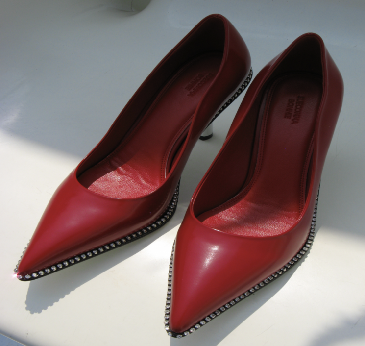 슈콤마보니, ‘악프입2’ 모티브 레드 하이힐 출시