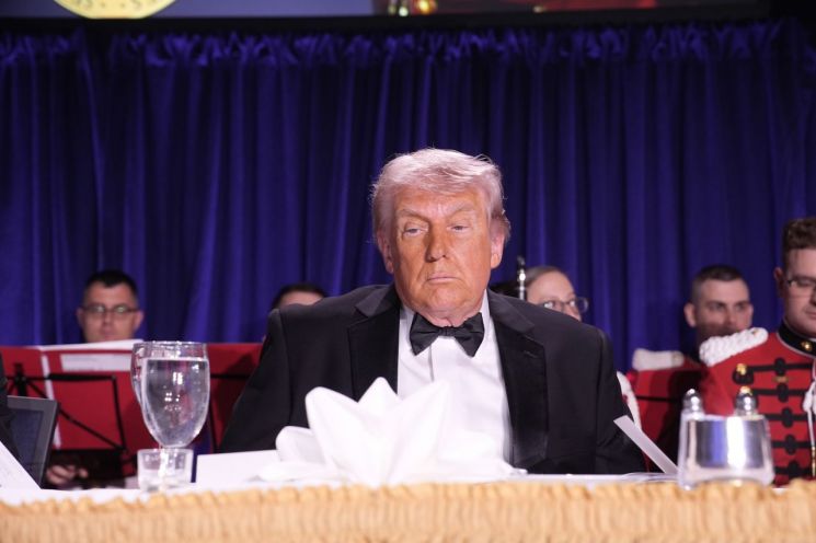 President Trump attended the White House Correspondents' Association annual dinner on the 25th. Photo by EPA Yonhap News