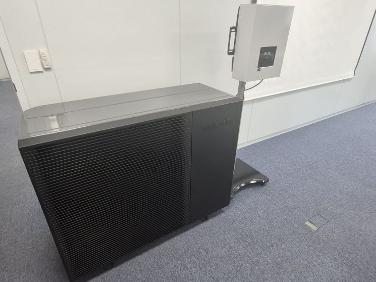 삼성전자 'EHS 히트펌프 보일러' 실외기와 제어기. 김진영 기자