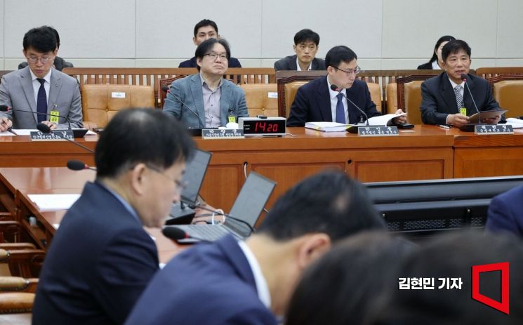 권헌철 국방대 국방경제학과 교수가 29일 국회 재정경제기획위원회에서 열린 전략수출금융지원에 관한 법률안 제정에 관한 공청회에서 발언하고 있다. 오른쪽부터 권헌철 국방대 교수, 박인용 법무법인 율촌 국방방산팀 변호사, 박창균 자본시장연구원 선임연구위원, 안상남 한국방위산업진흥회 본부장. 2026.4.29 김현민 기자