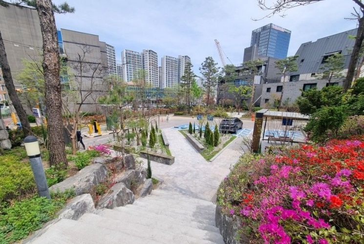 최근 새롭게 단장한 감리교신학대학교 내 ‘담장 개방 주민쉼터’. 서대문구 제공.