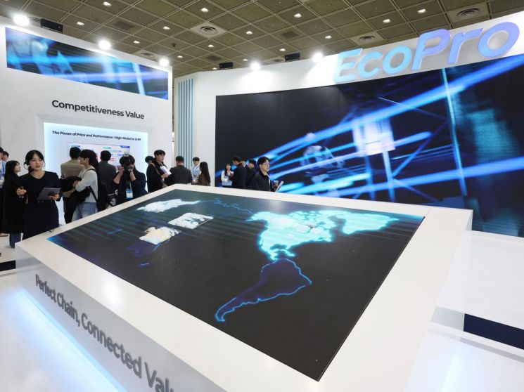 11일 서울 강남구 코엑스에서 열린 배터리 산업 전문 전시회 '인터배터리 2026'에서 참관객들이 에코프로 부스를 둘러보고 있다. 2026.3.11 연합뉴스