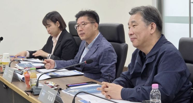 최승재 중소기업 옴부즈만이 29일 전남 영광군 대마전기자동차산업단지 내 지식산업센터에서 이모빌리티협회 및 제조기업들과 현장 소통 간담회를 진행하고 있다. 중소기업 옴부즈만