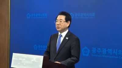 김영록 전남도지사가 29일 오전 광주시의회 브리핑룸에서 전남·광주 통합특별시장 후보 경선 과정의 절차적 문제와 관련해 중앙당 차원의 재조사와 제도 개혁을 촉구하는 기자회견을 하고 있다. 송보현 기자