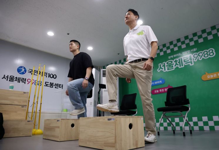 오세훈 국민의힘 서울시장 후보가 29일 서울체력 9988 도봉센터에서 체력 측정을 하고 있다. 연합뉴스